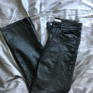 Vida skinnbyxor - Säljer mina vida skinnbyxor från Gina strl 36, ganska små i storleken så skulle säga strl 34. För korta för mig som är 175cm :(