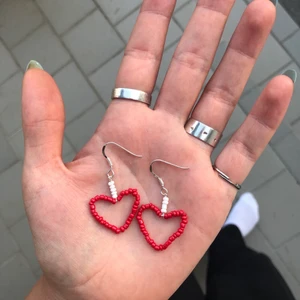 Handgjorda örhängen ❤️ - Handgjorda örhängen i form av hjärtan, nickelfria. Kan göras i andra färger och storlekar vid beställning (men i det fallet kan priset öka). Frakten ligger på 11 kr. Finns fler modeller i min profil 🌻 