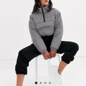 Reflex jacka - Kort vadderad anorak med reflexeffekt, helt ny!köparen står för frakt. Original pris: 615kr 