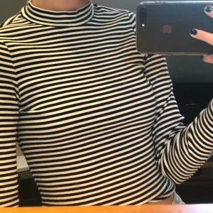 Randig tröja från MONKI - Jag säljer den här randiga långärmade tröjan från MONKI i storlek XS (men passar som S också) Köparen står för frakt 22kr. Totalt 72kr 🥰