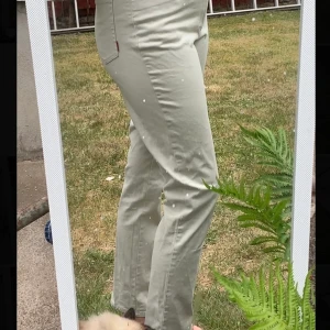 Vintage jeans - Grå/beiga Calamity Jane jeans som är långa i benen. Jättefin kvalité utan nån fläck 