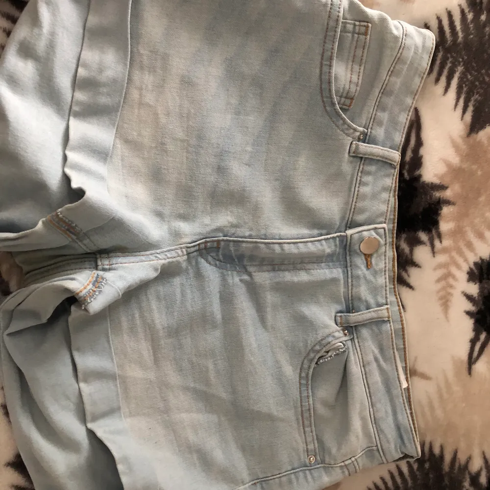 tvp par shorts som inte längre kmr t användning! Batist kostar runt 199kr! Säljer båda för 180kr. Jeans & Byxor.