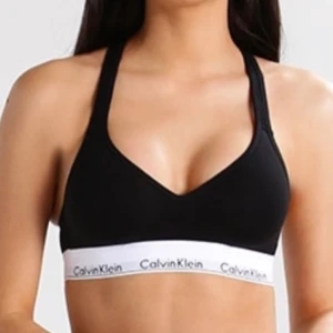 Calvin klein bh - säljer min svarta calvin klein bh.Aldrig använd endast testad.storlek S .Köparen står för frakt💛💛💛