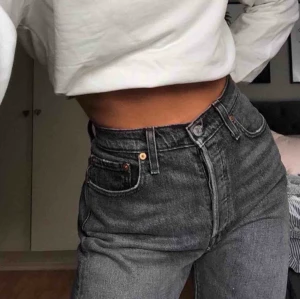 Levi’s jeans - Suuuuupersnygga Svarta trendiga Levi’s Jeans köpta på tise! Jättebra skick helt utan några slags defekter. Första bilden är lånad men resten är mina egna, fråga gärna om du vill ha fler bilder😍💕 Köpt är Köpt! Inga returer! 💓
