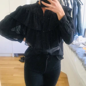 Blus från monki  - Sparsamt använd blus från monki i storlek xs.