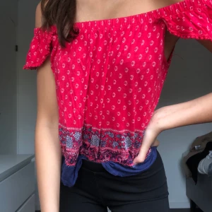 Off shoulder topp - Färgglad off shoulder topp i storlek XS från pull&bear men måste inte användas som off shoulder. Använd enstaka gånger, köpare står för fraktkostnad.