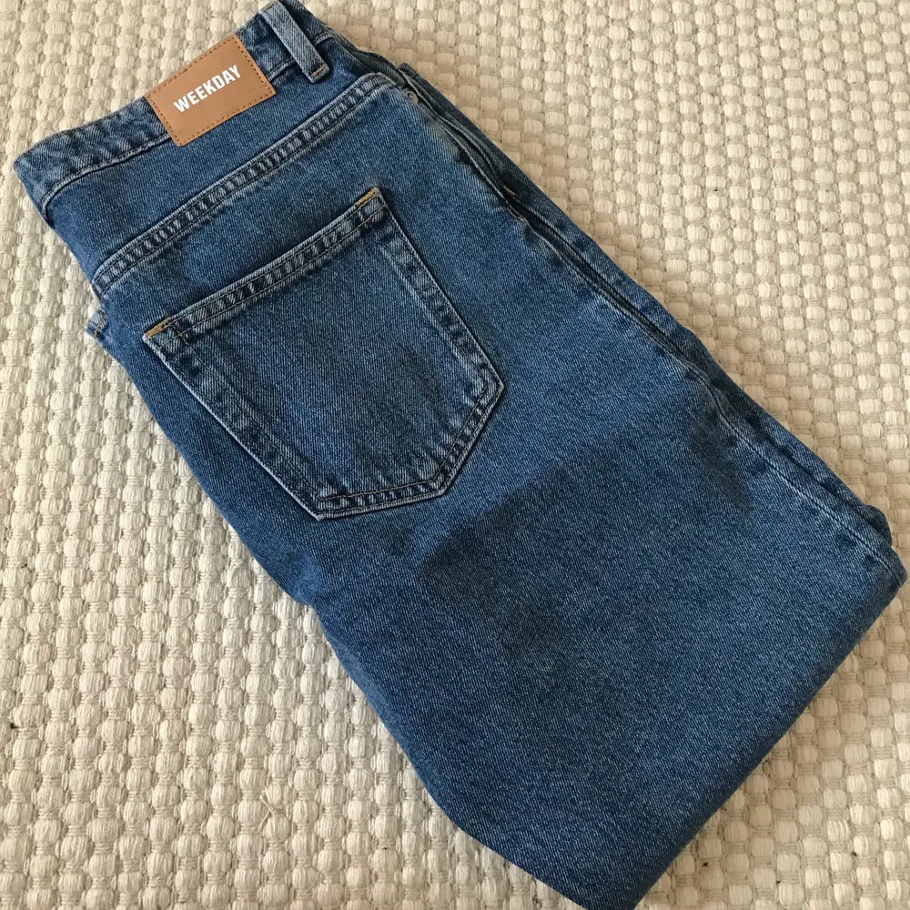 Mörkblå jeans från Weekday!!💕Använda en gång. Är i storlek 27/26 och modellen är Voyage!! Säljer för 250kr + frakt. Priset kan absolut budas! 🤗. Jeans & Byxor.