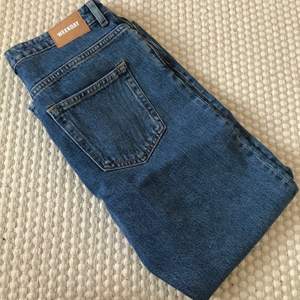 Mörkblå jeans från Weekday!!💕Använda en gång. Är i storlek 27/26 och modellen är Voyage!! Säljer för 250kr + frakt. Priset kan absolut budas! 🤗