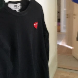 Comme Des Garcons (CDG) Black longsleeve - Bra skick, storlek S och nypris är 995 Sek! Obs! Dålig kamera vilket gav en skakig bild men ser ut helt som vanligt!