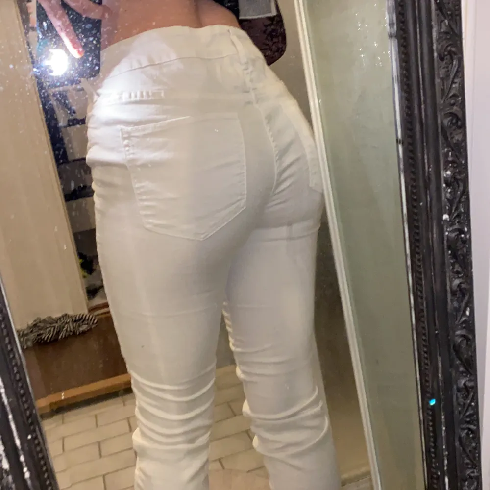 Vita jeans i storlek 32 från hm, aldrig använda och är i fint skick. Lite pösigare i benen men inte någpt så märkvärdigt . Jeans & Byxor.