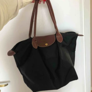  - Väska 🧳 som är slitage på men fullt brukbar. Nypris runt 1500 kr