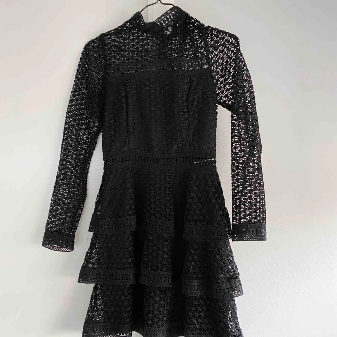 Svart klänning från nelly.com