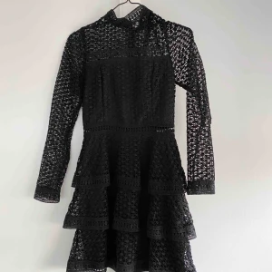 Svart klänning från nelly.com - Klänning från nelly i svart! Använd två gånger (köparen står för frakten)