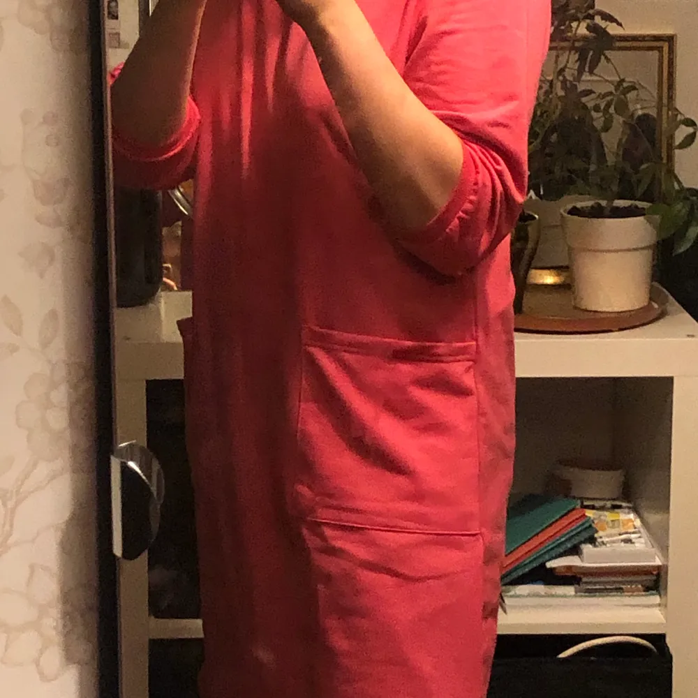 En rosa långärmad längre tröja eller klänning, med två större fickor. Väldigt fin färg🌺 Träffas gärna i Västerås men frakt funkar även.. Klänningar.