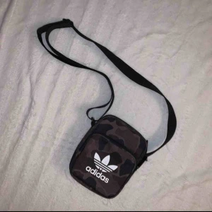  - snygg liten adidas väska som aldrig är använd! köparen står för frakten💕