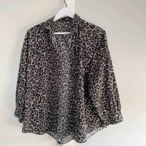  - Skjorta i Svart/Grå Leo från Bikbok!  Använd ett fåtal gånger (köparen står för frakten)