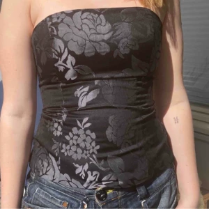 Så fin topp💕y2k - Skit fin top som tyvärr är för liten på mig:((( jättebra skick o sånt!!💕💕💕 storlek 2 men skulle säga XS