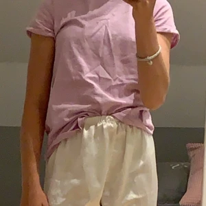 Pastell lila tröja - Intresse koll Lila pastell t shirt! Använd 1 gång så den är som ny! Budgivning slutar 25 juni!