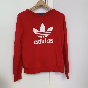 Adidas hoodie - Superfin adidas tjocktröja i nyskick. Sparsamt använd.