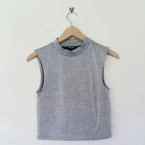  - Silver-glittrig magtröja från Monki. Aldrig använd.