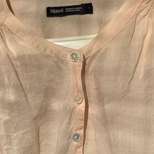 Blus, Filippa K - Jättefin persikofärgad blus! Knappt använd och i väldigt fint skick✨! 220kr + frakt (kan mötas upp i Lund)