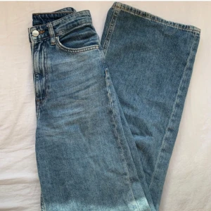 Trendiga raka jeans - Trendiga blåa raka jeans som man ser överallt! Köpta här på plick kommer ursprungligen från hm, är helt oanvända av mig och fåtal ggr av förra ägaren. I mycket bra skick! (säljer då de tyvärr inte passade mig:( köpare står för frakt 📦skriv för fler bilder