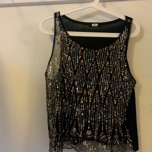 Linne med paljetter  - Vetinte storlek på denna men skulle tippa på. 50kr + frakt 