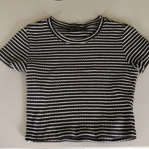 Randing croppad t shirt - Jättefint skick! Det är svart och inte blått. Passar XS-M (UK storlek 8). Vi delar på frakten om du köper mer än ett plagg!✨