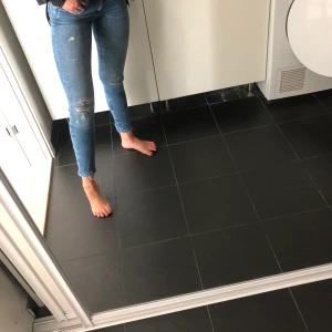 Håliga jeans  - Fina och användbara jeans, snygga hål både på knäna och låren som enligt mig är snygga detaljer💕 De är oerhört stretchiga och materialet på dem är väldigt skönt. 