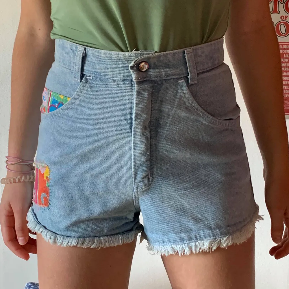 80-tals shorts i ljusdenim med coola patches på fickorna, både på baksidan och framsidan, från YoungCanada. Köpta secondhand men aldrig använda. Shorts.