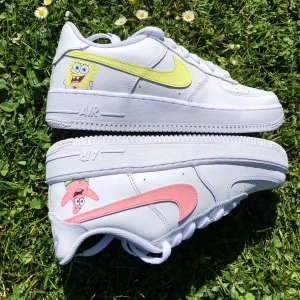 Custom Nike air force 1 - Svampbob och Patrick custom. Finns i storlek 36-40. Beställ här eller på instagram, StainsCustoms. 💘💘