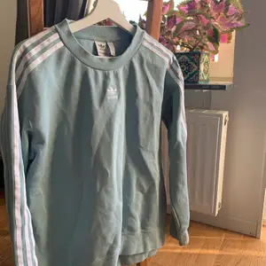 Adidas sweatshirt i en härlig turkosblå färg. Inköpt från Zalando för ca 2 år sedan, men endast använd ca 5-10 ggr. Säljer pga att den inte används! NYPRIS: 799kr