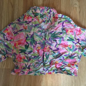  - Hawaiiskjorta strl S
Kortare lite lös modell. En bröstficka.