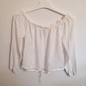  - Jättefin topp av kortare modell. Finns ett band i midjan som gör att man kan ändra passformen lite som man vill. 

Kan frakta, men då tillkommer kostnad för frakt. 
☀️☀️☀️