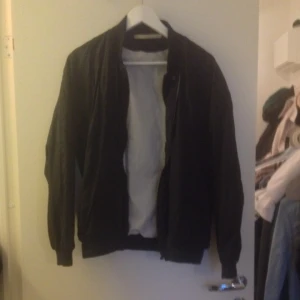  - Jacka från Whyred i bomberstil, gott skick, strlk 46/S.