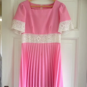  - Har ingen storlek men jag uppskattar den till 38. Den sitter jättefint i midjan och går ut lite över höfterna. Toppenskick