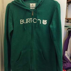 Grön Burton hoodie
Storlek: L (men mer som m enligt mig i killstorlek)
Pris: 70kr + frakt
Lite använd men inga fel