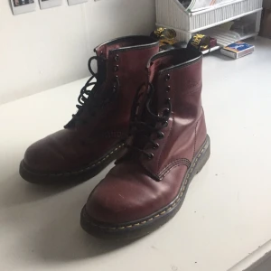  - Jättefina vinröda Dr. Martens! Nypris: 1200. Jättebra skick, använda kanske 5-10 gånger. Jättebra nu till hösten, ganska varma men de har ingen fodring utan är ganska tunna. Passar mig som har 42 nu men passade mig även när jag hade 41. Skulle tro att de funkar för 40 också, de är ganska små i storlekarna. Supersköna!
