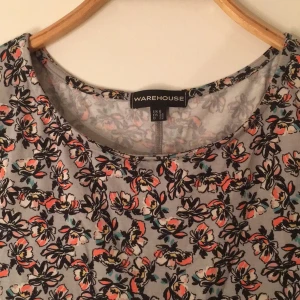  - Blommig top från Warehouse med lite volang nertill. Den är väldigt stretching, jag skulle säga mer som en small än storlek 32. 