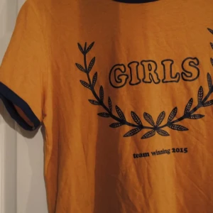  - T-shirt med höstfärger från monki