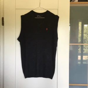  - Knappt använd stickad Ralph Lauren pull over i storlek M 