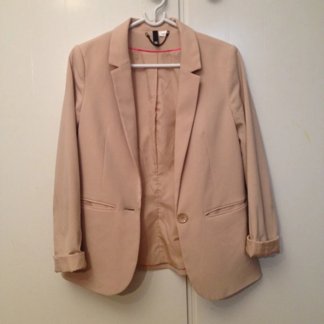 Beige kavaj från H&M Divided. Använd ett fåtal gånger!