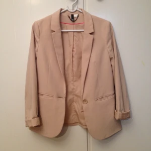 Beige kavaj från H&M Divided. Använd ett fåtal gånger! - Beige kavaj från H&M Divided. Använd ett fåtal gånger!