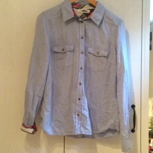  - Fin skjorta från h&m som knappt är använd. Den är förvisso skrynklig men det går att stryka bort.
Tar swisch🌸