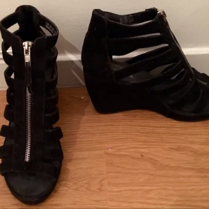  - Skor i mockaimitation från hm. 