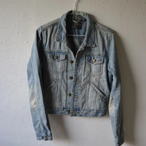  - Supersnygg jeansjacka, storlek M, säljes eftersom att den inte kommer till användning, sparsamt använd. Nypris 800kr