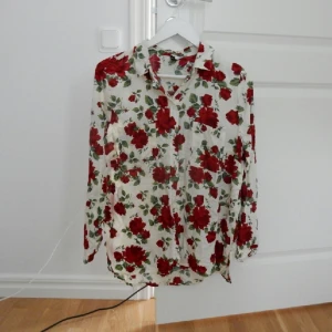  - Oanvänd längre skjorta från HM. 