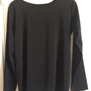  - Blus med öppen rygg! Helt oanvänd.