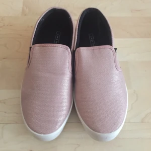  - Rosa glansiga skor! Aldrig använda