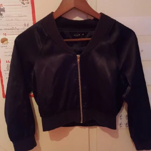  - Kortare jacka i glansigt material från VILA. 40kr+frakt. betalning via swish 